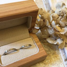 【uchimari(ウチマリ)の口コミ】 指輪の素材、デザイン、細さ、色、刻印
全てが手作りなのにお値段もリーズ…