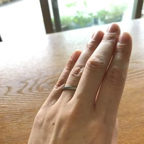 【KAZOKU JEWELLERY(カゾクジュエリー)】の口コミ 夫婦共にシンプルなものが好きなので、「muku」というラインの中から、...