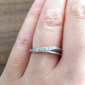 【ROCCA(ロッカ)の口コミ】 婚約指輪は私の好みで選んだので、結婚指輪は夫の好み優先で決めました。…