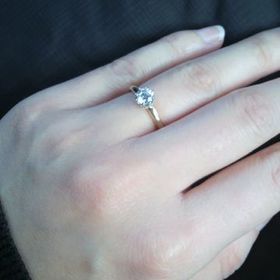 【Galopine & Galopin(ガロピーネガロパン)】の口コミ ゴールドとプラチナのコンビネーションが個性的で、台座にメレダイヤが一周...