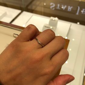 【STAR JEWELRY(スタージュエリー)の口コミ】 細身のデザインで、緩やかなわざとらしくない、ウェーブのデザインです。
…