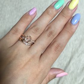 【SIENAROSE(シエナロゼ)の口コミ】 先に頂いていた婚約指輪と一緒につけてもおかしくないデザインを探してい…