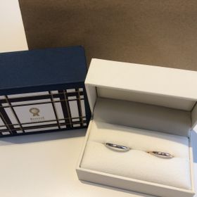 【RosettE(ロゼット)の口コミ】 女性側はデザイン性のある指輪ばかり見ておりましたが、シンプルな中にダ…