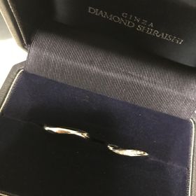 【銀座ダイヤモンドシライシの口コミ】 デザインは普通ですが、ずっとつけていくものなのでシンプルなところが決…