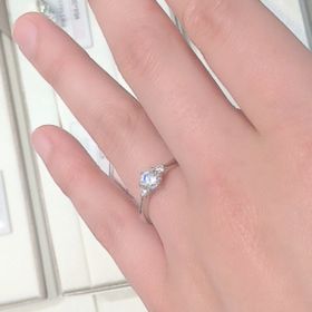 【アイプリモ(I-PRIMO)の口コミ】 サイドにダイヤモンドが付いているのでセンターストーンの輝きをより引き…