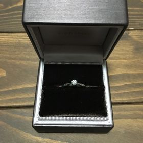 【アイプリモ(I-PRIMO)の口コミ】 婚約指輪は王道でシンプルな物を探していたのですぐ気に入りました。
似た…