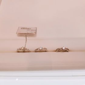 【GALA JEWELRY(ガラジュエリー)の口コミ】 変わったデザインでどの角度で見ても美しく、
婚約指輪はとしては存在感が…