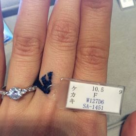 【WATANABE / 卸商社直営　渡辺の口コミ】 メレダイヤとリングに敷石が埋め込まれているタイプなので、とても華やか…