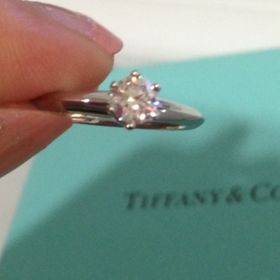 【ティファニー(Tiffany & Co.)の口コミ】 ダイヤがとても大きくてすごくきれいです。
周りもきれいにできているので…