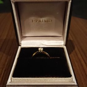 【アイプリモ(I-PRIMO)の口コミ】 王道の立て爪と彼女が好きなイエローゴールドにこだわって購入しました。
…