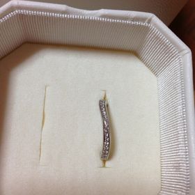 【4℃ BRIDAL(ヨンドシーブライダル)の口コミ】 指が短く、綺麗な手ではないので、滑らかなウェーブタイプのこちらは付け…