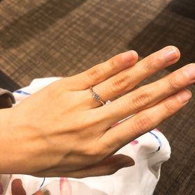 【銀座ダイヤモンドシライシの口コミ】 私はシンプルかつ左右対称のデザインが好きだったため、見た瞬間に一目惚…