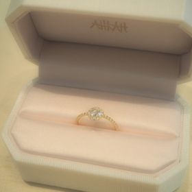 【AHKAH(アーカー)の口コミ】 アンティーク感たっぷりのデザインが決め手です！
ローズカットダイヤがほ…