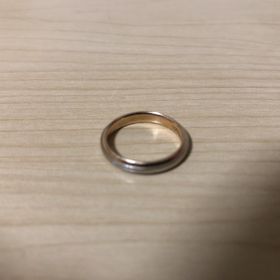 【THE KISS(ザ・キッス)の口コミ】 シンプルなデザインを探していて、この指輪に決めました。レディースとメ…