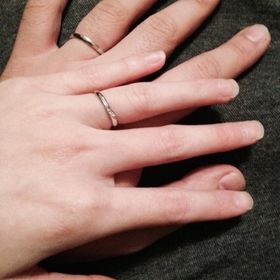 【銀座ダイヤモンドシライシの口コミ】 デザインは飽きの来ないシンプルなデザインです。
女性の方は少しダイヤが…