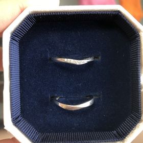 【4℃ BRIDAL(ヨンドシーブライダル)の口コミ】 同じお店で買った婚約指輪と一緒に付けられるものがよく合わせた感じなど…
