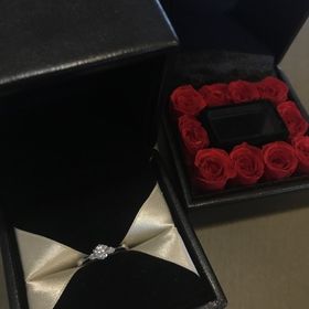 【エクセルコダイヤモンド(EXELCO DIAMOND)の口コミ】 デザインがシンプルで可愛らしく、指にはめたときに一番ダイヤモンドがキ…