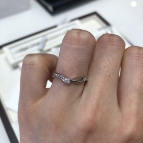 【俄(にわか)の口コミ】 ダイヤが薄いピンク色で品が良く、濃くないので大人にもぴったりです。
V…