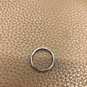 【アイプリモ(I-PRIMO)の口コミ】 婚約指輪と2本付け可能なシンプルなデザインだったことが決め手です。
細…