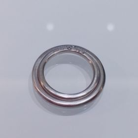 【AHKAH(アーカー)の口コミ】 シンプルで、つけた感じが肌馴染みが良かったので。ダイヤと刻印はリング…