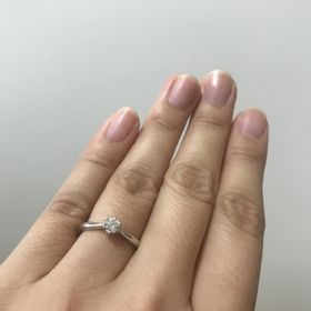 【銀座ダイヤモンドシライシの口コミ】 何店舗かいろんなお店を周り、デザインを決めました。シンプルなひとつ石…