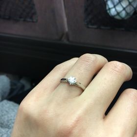 【4℃ BRIDAL(ヨンドシーブライダル)の口コミ】 一粒ダイヤの指輪が良かったのですが、少し浮き上がって見えるので、実際…