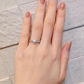 【ラザール ダイヤモンド(LAZARE DIAMOND)の口コミ】 ハーフエタニティの中央に大きなダイヤがセッティングされたデザインです…