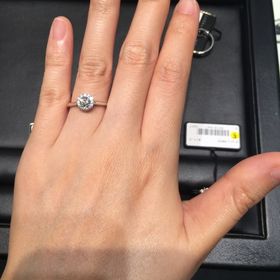 【ラザール ダイヤモンド(LAZARE DIAMOND)の口コミ】 センターダイヤを囲んでいるダイヤがいっぱいついている
個性豊かなデザイ…