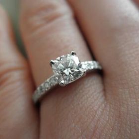 【ティファニー(Tiffany & Co.)の口コミ】 ダイヤが四角なのがとても特徴的で周りにパヴェダイヤなども入っておりま…