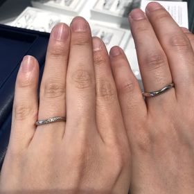 【銀座ダイヤモンドシライシの口コミ】 ウェーブのデザインで指がとても綺麗にみえます。ダイヤは5つついており、…