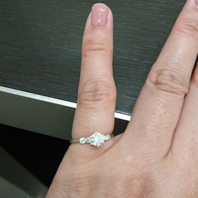 【モニッケンダム(MONNICKENDAM)の口コミ】 リングが細めのデザインが何種類かあり、いずれもダイヤモンドがとても目…