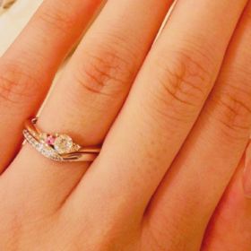 【Mariage ent(マリアージュエント)の口コミ】 丸みのあるラインが可愛らしい雰囲気のリングであり、ピンクダイヤの存在…