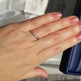 【銀座ダイヤモンドシライシの口コミ】 緩やかにウェーブが入ったデザインです。
その中で小粒のダイヤモンドが入…