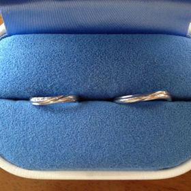 【銀座ダイヤモンドシライシの口コミ】 婚約指輪を同じお店で購入しました。
重ねづけできるタイプのものを探して…