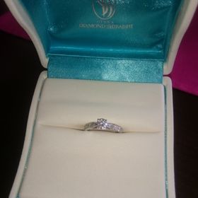 【銀座ダイヤモンドシライシの口コミ】 婚約指輪を一緒に選びにいくことになり、ゼクシィなどの結婚に関する雑誌…