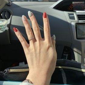 【アイプリモ(I-PRIMO)の口コミ】 婚約指輪なので決め手はわからないですが、とても可愛いデザインで気に入…