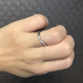 【俄(にわか)の口コミ】 デザインと軽さが決め手です。指が短いので、指輪はねじれてるデザインが…