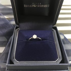 【銀座ダイヤモンドシライシの口コミ】 婚約指輪のデザインは絶対に王道のソリティアと決めていました。銀座ダイ…
