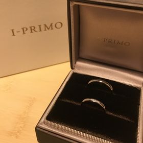【アイプリモ(I-PRIMO)の口コミ】 
シンプルなデザインを探していて一目惚れしました。
大きさの違うダイヤ…