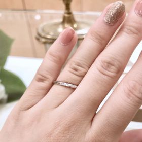 【Quand de Mariage(クワンドゥマリアージュ)の口コミ】 婚約指輪との重ね付けも考慮し、少しひねりがあるか、ストレートの指輪を…