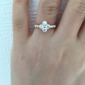 【QUEEN(クイーン)の口コミ】 ダイヤがとにかく綺麗でデザインが他にはなくとても気に入りました。中心…