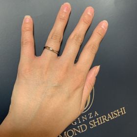 【銀座ダイヤモンドシライシの口コミ】 仕事中も付けていたいため、ダイヤモンド等の装飾品がなく、シンプルなデ…