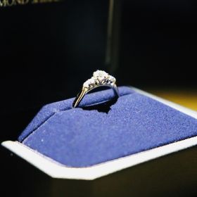 【銀座ダイヤモンドシライシの口コミ】 デザインがとってもいいです。中央にメインのダイアモンド一つと両脇に二…