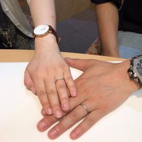 【SIND BAD(シンドバット)の口コミ】 ゆるやかなＶタイプの指輪を選びました。
男性用は艶消しをいれて、女性用…