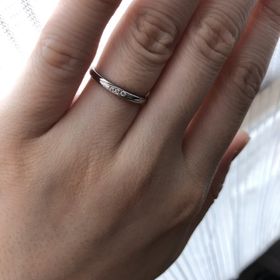 【アイプリモ(I-PRIMO)の口コミ】 いろいろ試着しましたが、細めでななめに入ったダイヤが可愛くて一目惚れ…