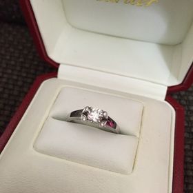 【カルティエ(Cartier)の口コミ】 婚約指輪を買いに行く前にどんな指輪があるか調べていて、このデザインが…