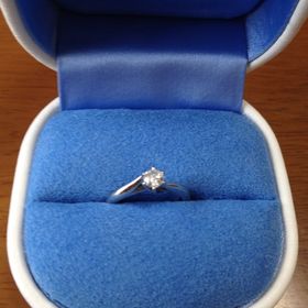 【銀座ダイヤモンドシライシの口コミ】 まず最初にお店で拝見して、横から見たデザインに一目惚れしました。
上か…