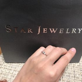 【STAR JEWELRY(スタージュエリー)の口コミ】 ダイヤの大きさ、輝きが大きいことから選びました。
また、ボックスを開け…