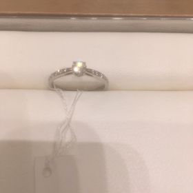 【STAR JEWELRY(スタージュエリー)の口コミ】 ダイヤのカットがとても綺麗です。
同じカットのダイヤでも、更に輝きが増…