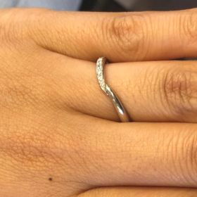 【ケイウノ ブライダル(K.UNO BRIDAL)の口コミ】 ラインが斜めになっているので指が長く綺麗に見えるのは良いです。またデ…